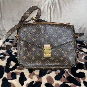 Authentic LOUIS VUITTON
Monogram Pochette Metis
